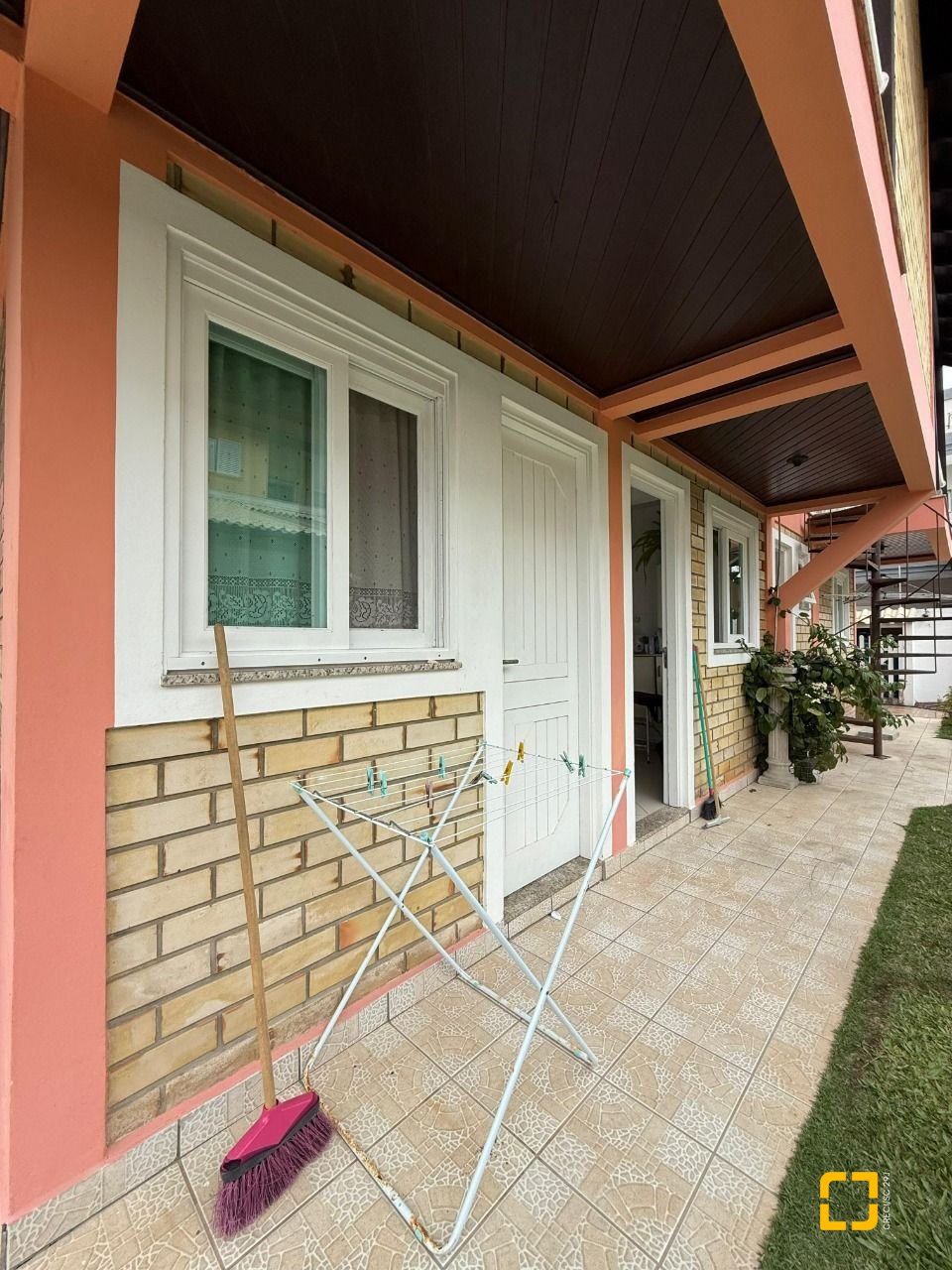 Casa com 502m², 9 quartos (sendo 3 suítes), 4 garagens, no bairro Ingleses em Florianópolis