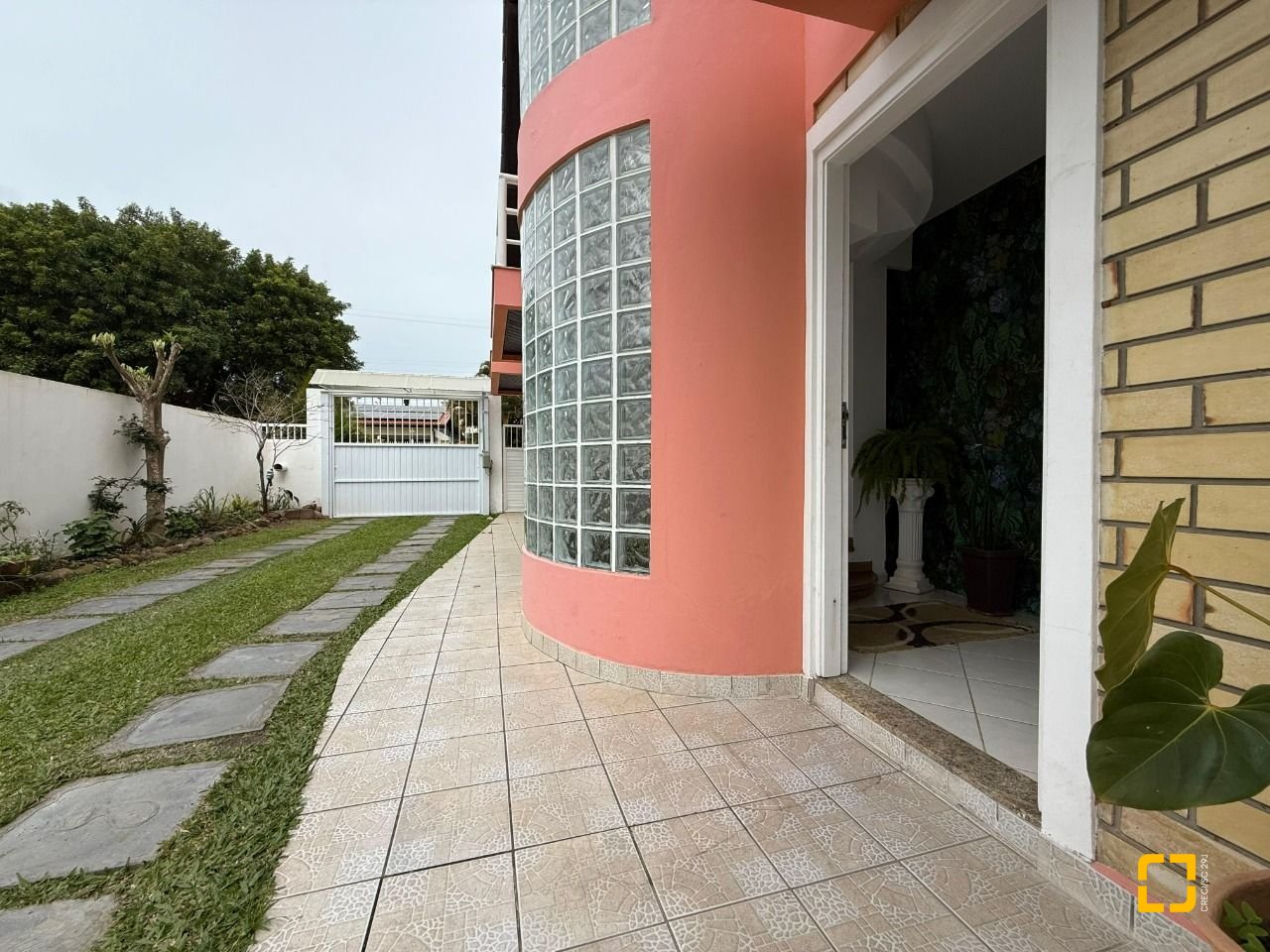 Casa com 502m², 9 quartos (sendo 3 suítes), 4 garagens, no bairro Ingleses em Florianópolis