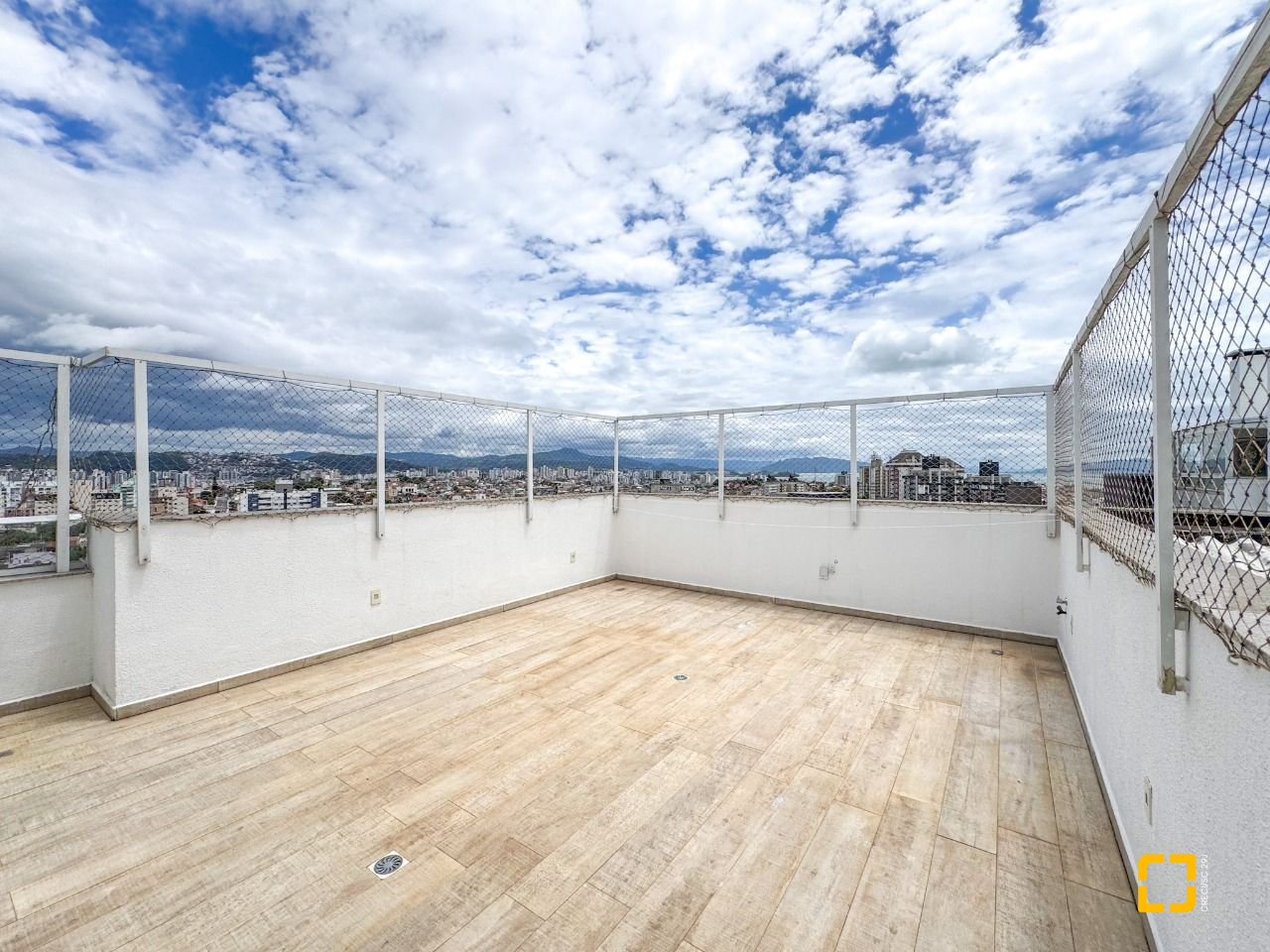 Cobertura com 175m², 5 quartos (sendo 2 suítes), 2 garagens, no bairro Estreito em Florianópolis