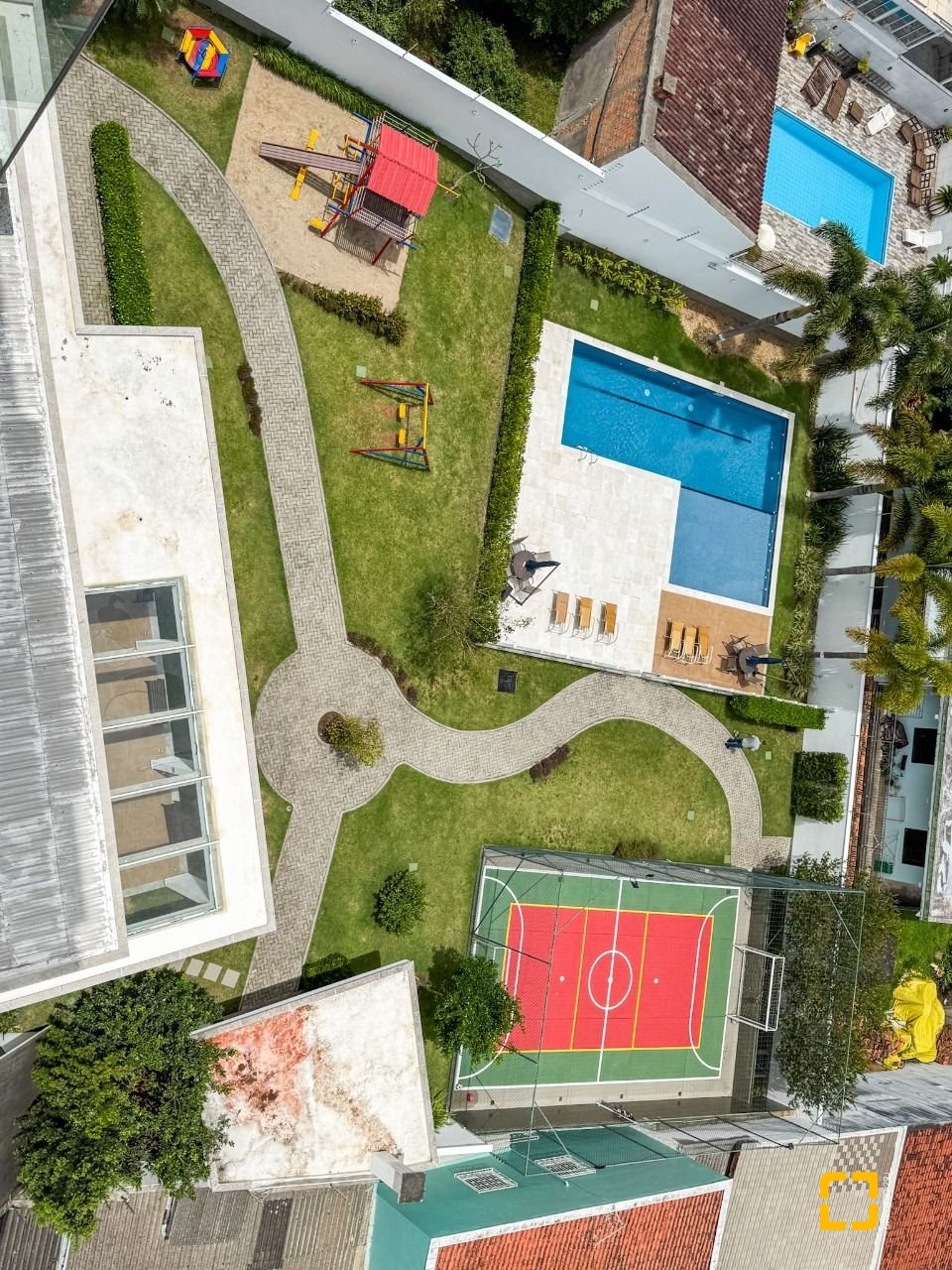 Cobertura com 175m², 5 quartos (sendo 2 suítes), 2 garagens, no bairro Estreito em Florianópolis