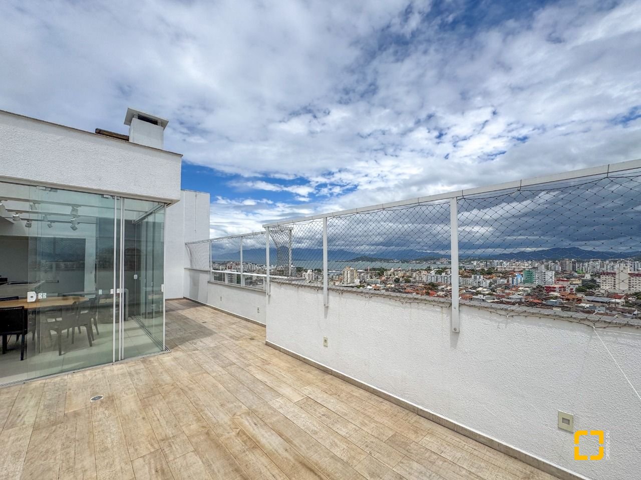 Cobertura com 175m², 5 quartos (sendo 2 suítes), 2 garagens, no bairro Estreito em Florianópolis