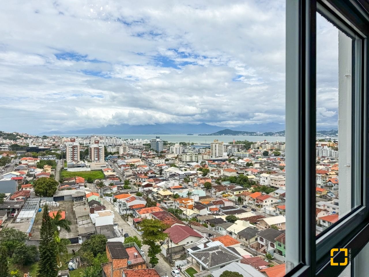 Cobertura com 175m², 5 quartos (sendo 2 suítes), 2 garagens, no bairro Estreito em Florianópolis