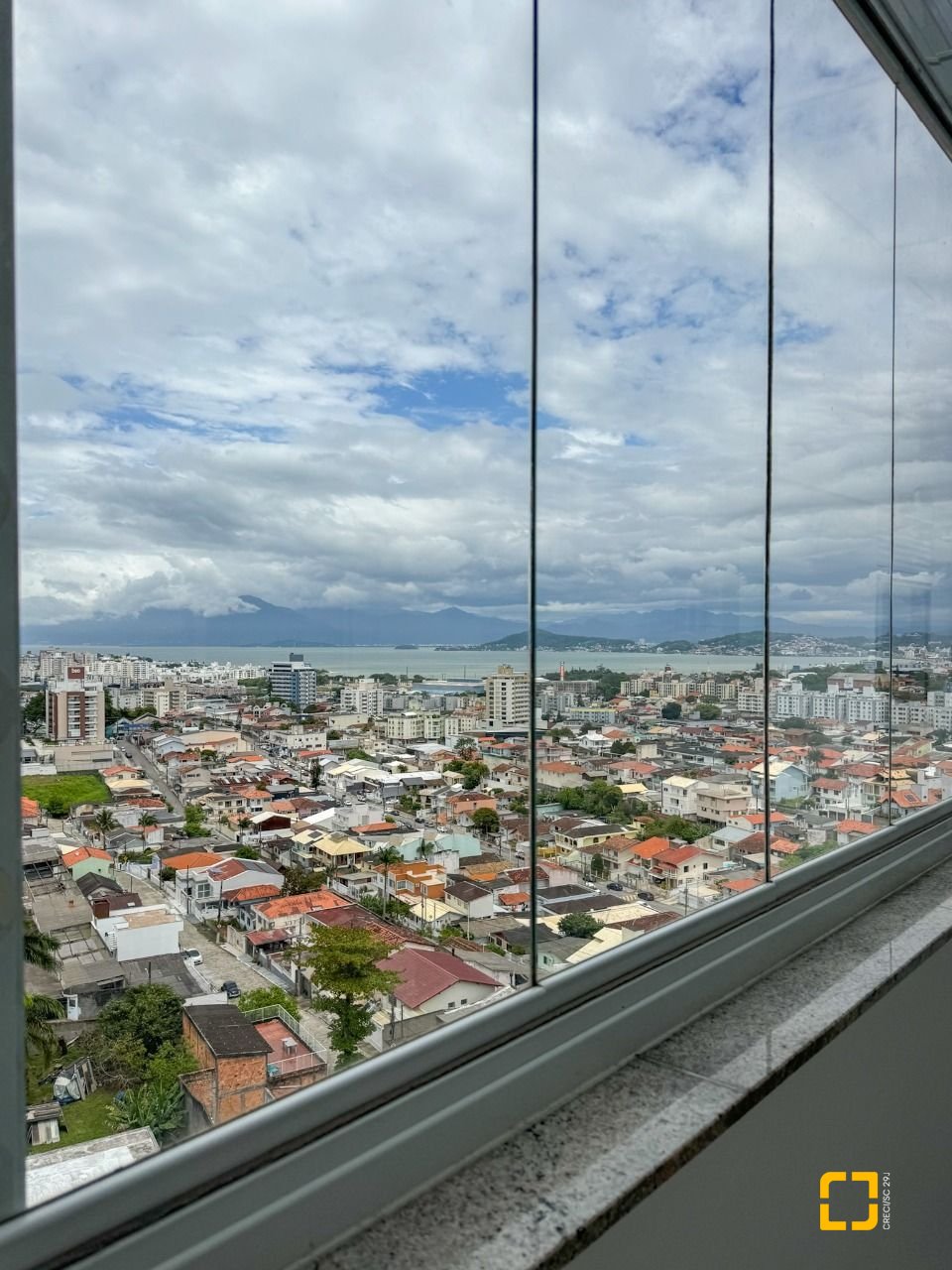 Cobertura com 175m², 5 quartos (sendo 2 suítes), 2 garagens, no bairro Estreito em Florianópolis