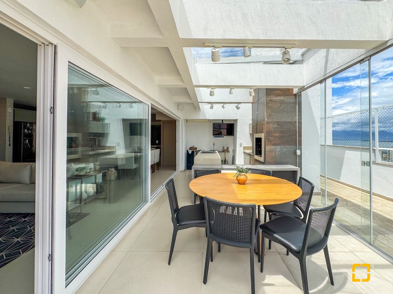 Cobertura com 175m², 5 quartos (sendo 2 suítes), 2 garagens, no bairro Estreito em Florianópolis