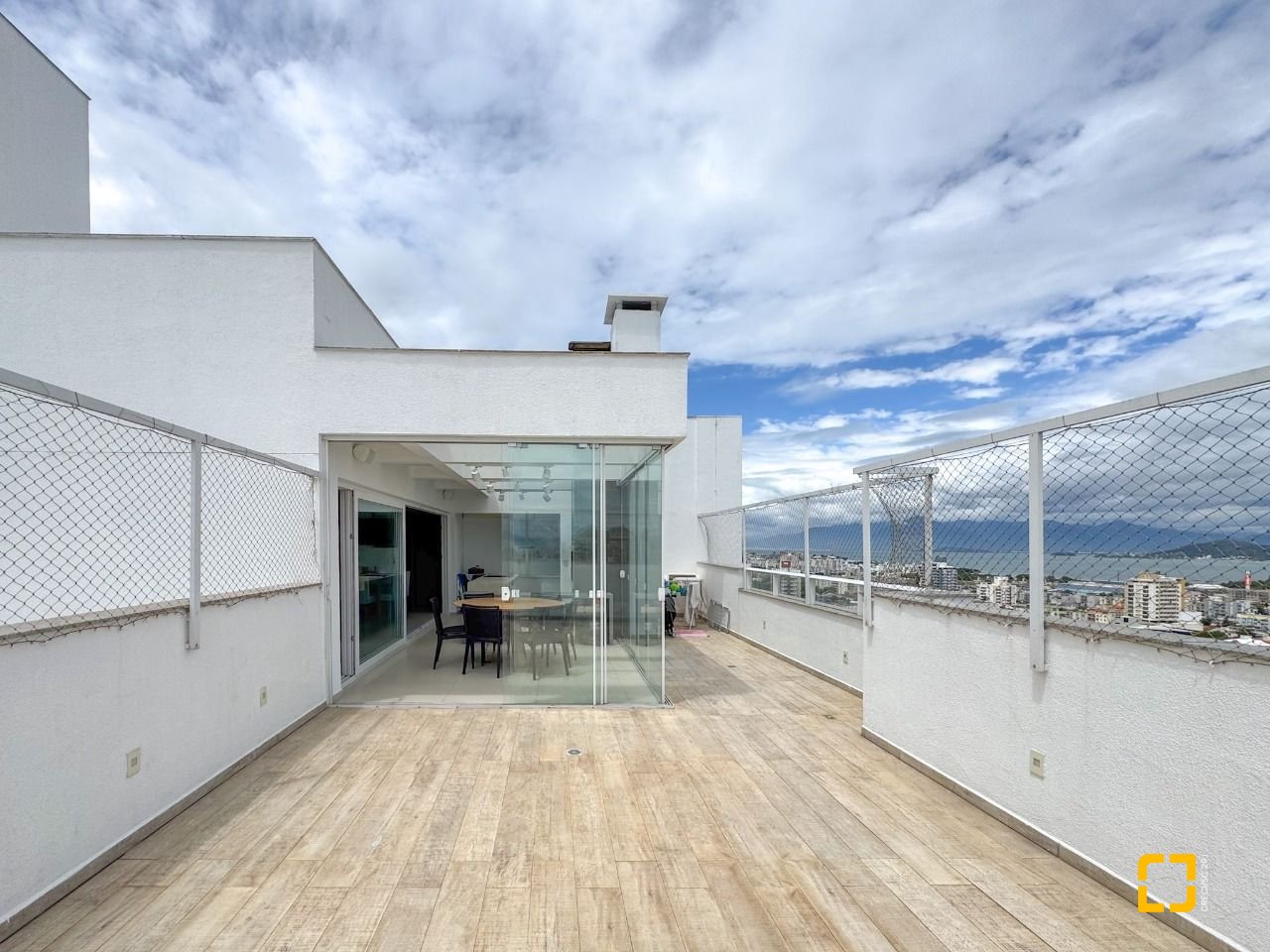 Cobertura com 175m², 5 quartos (sendo 2 suítes), 2 garagens, no bairro Estreito em Florianópolis