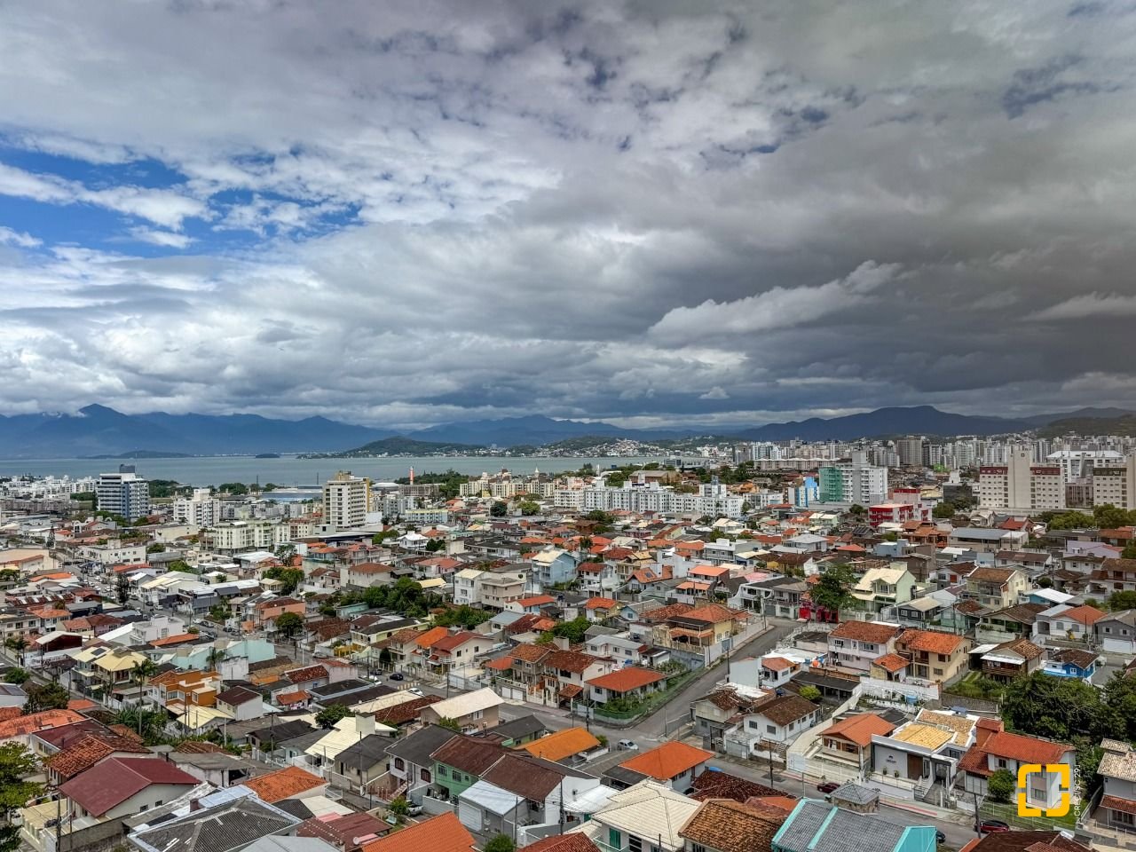 Cobertura com 175m², 5 quartos (sendo 2 suítes), 2 garagens, no bairro Estreito em Florianópolis