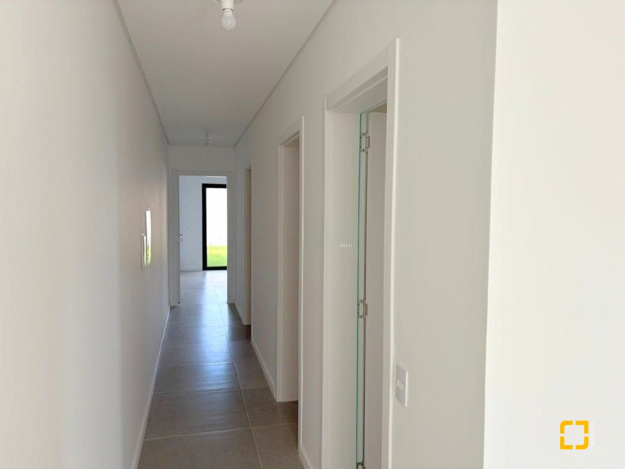 Casa com 131m², 4 quartos (sendo 1 suíte), 2 garagens, no bairro Carianos em Florianópolis