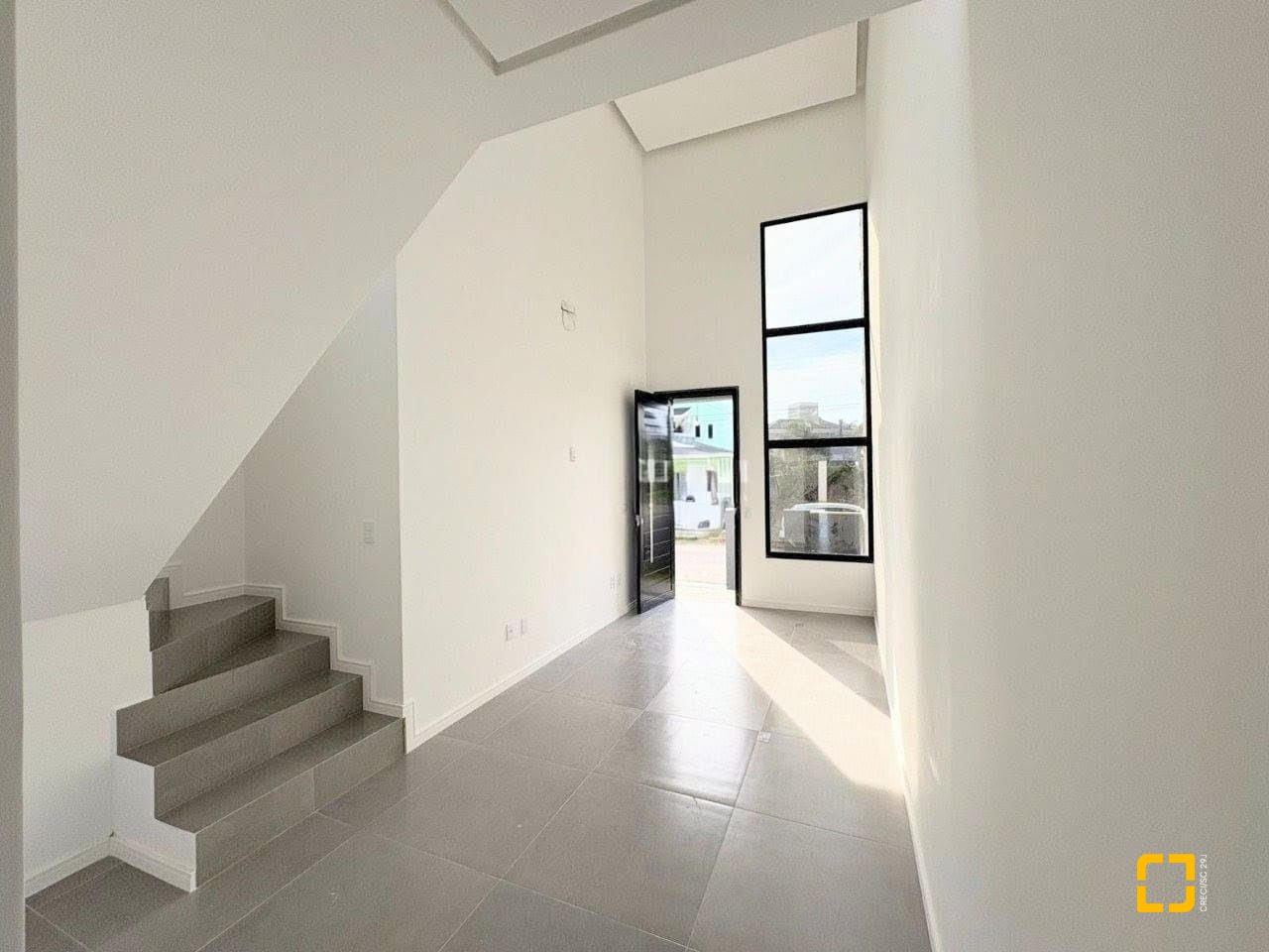 Casa com 131m², 4 quartos (sendo 1 suíte), 2 garagens, no bairro Carianos em Florianópolis