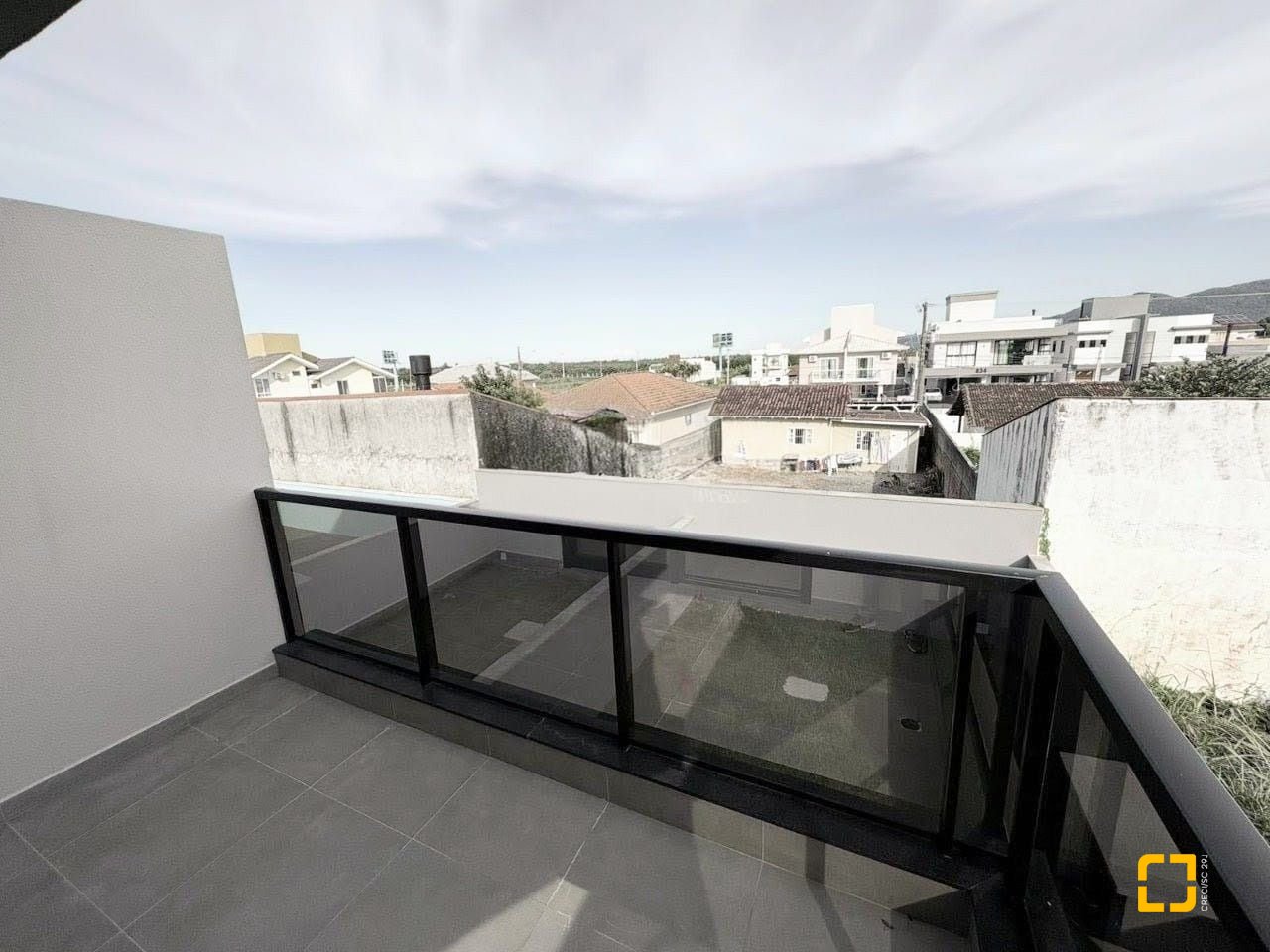Casa com 131m², 4 quartos (sendo 1 suíte), 2 garagens, no bairro Carianos em Florianópolis