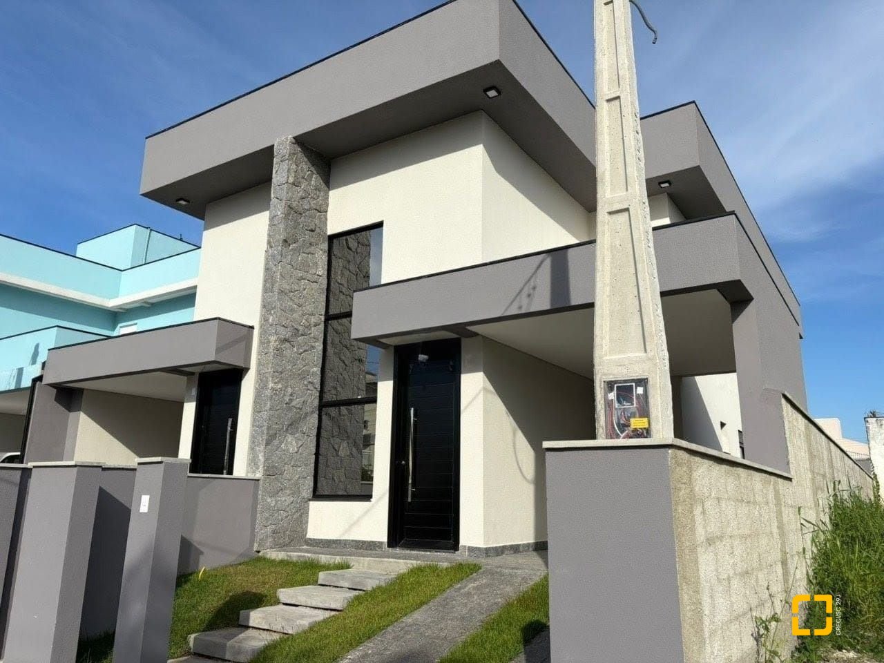Casa com 131m², 4 quartos (sendo 1 suíte), 2 garagens, no bairro Carianos em Florianópolis