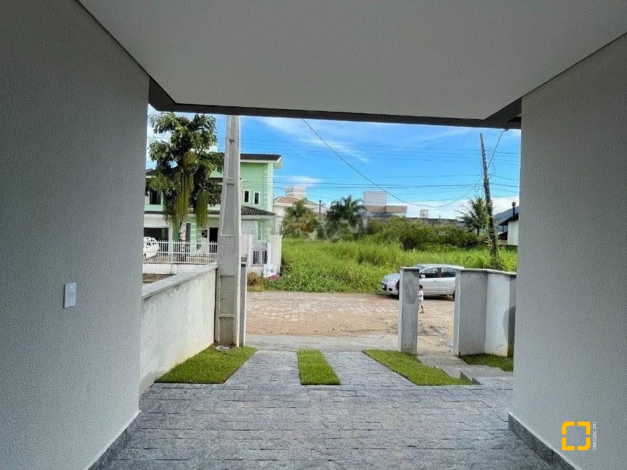 Casa com 131m², 4 quartos (sendo 1 suíte), 2 garagens, no bairro Carianos em Florianópolis