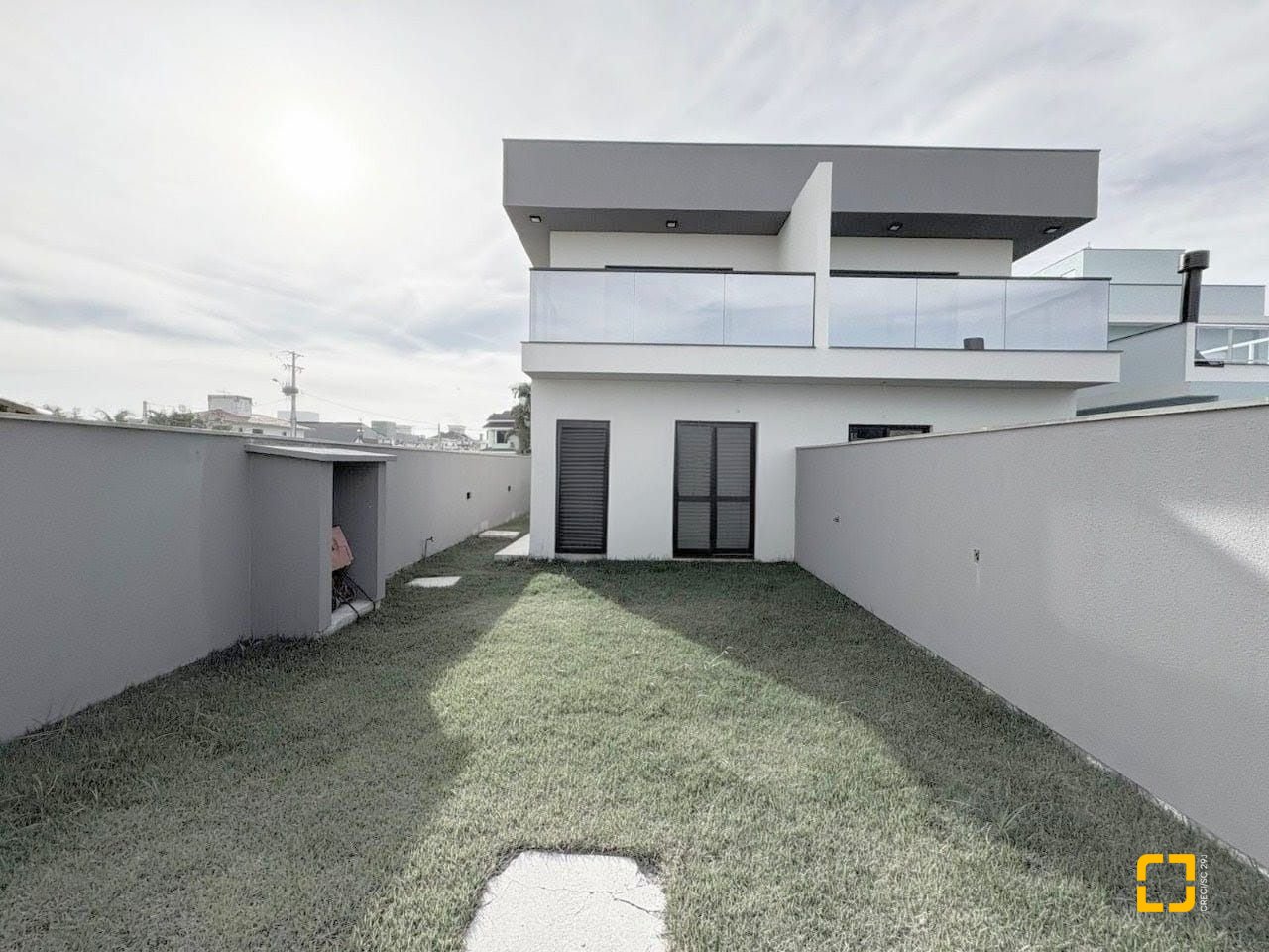 Casa com 131m², 4 quartos (sendo 1 suíte), 2 garagens, no bairro Carianos em Florianópolis