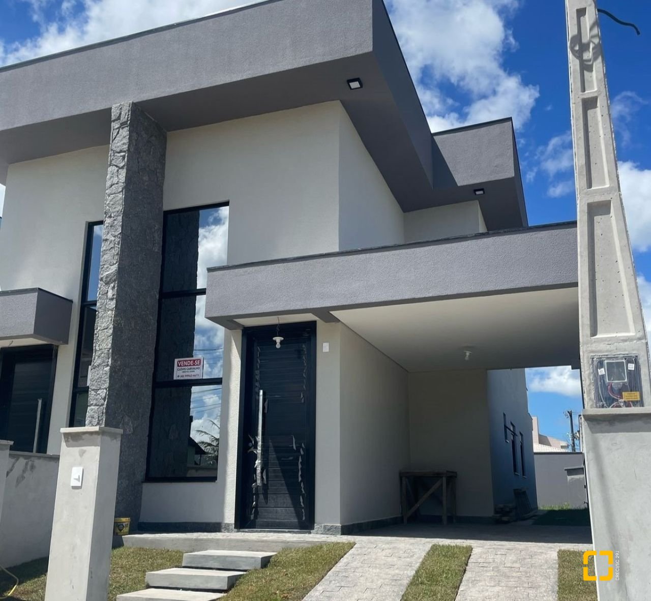 Casa com 131m², 4 quartos (sendo 1 suíte), 2 garagens, no bairro Carianos em Florianópolis