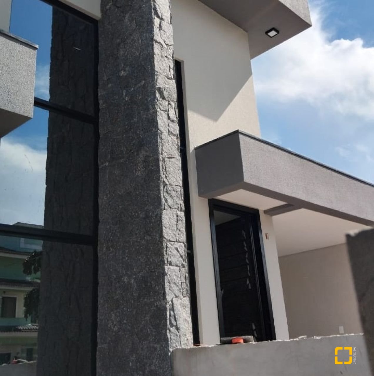 Casa com 131m², 4 quartos (sendo 1 suíte), 2 garagens, no bairro Carianos em Florianópolis