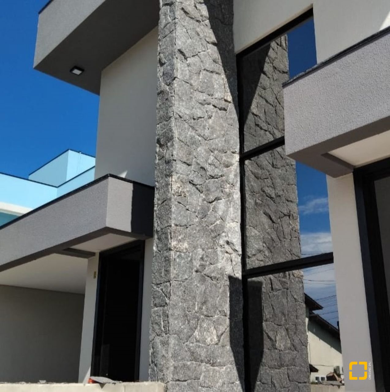 Casa com 131m², 4 quartos (sendo 1 suíte), 2 garagens, no bairro Carianos em Florianópolis