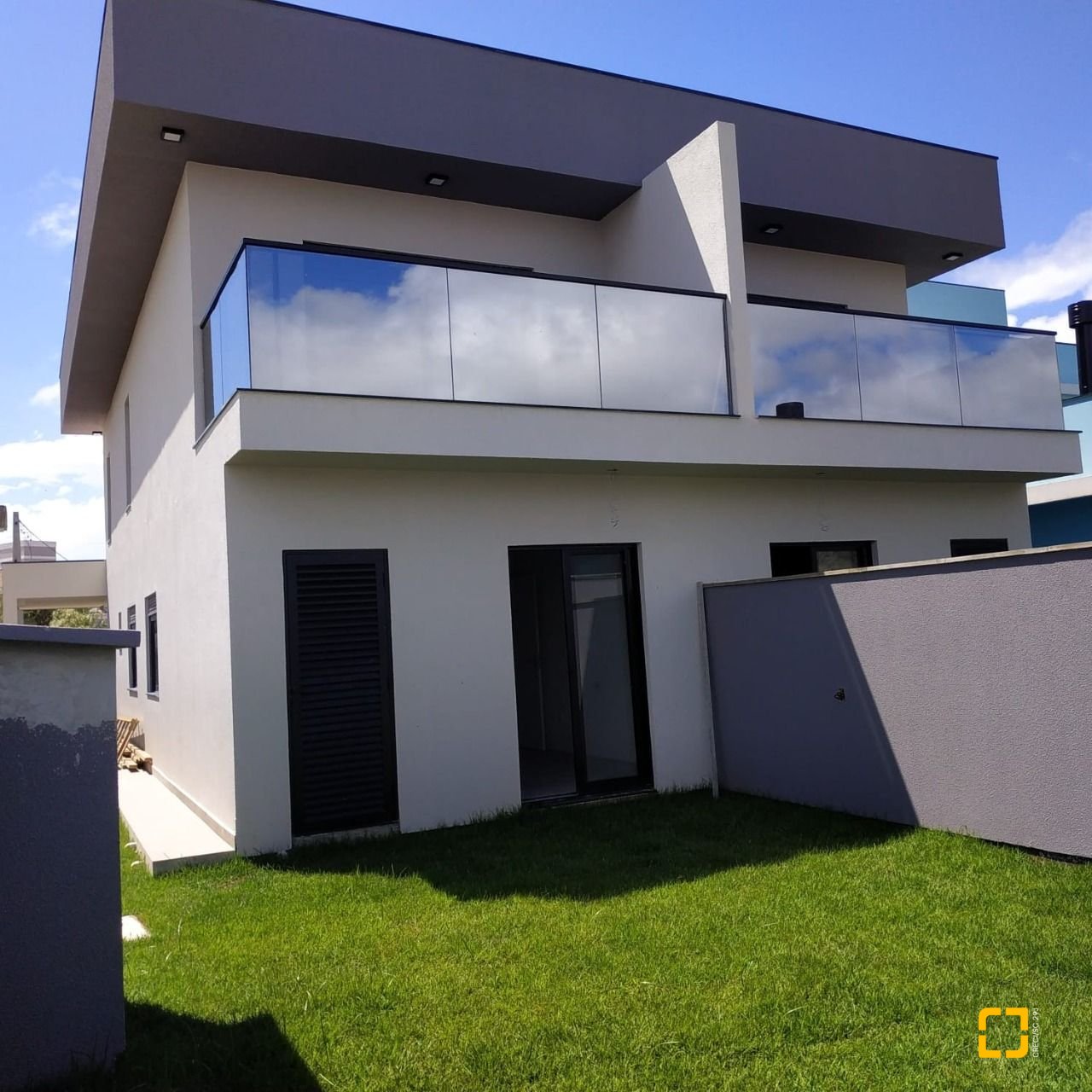 Casa com 131m², 4 quartos (sendo 1 suíte), 2 garagens, no bairro Carianos em Florianópolis