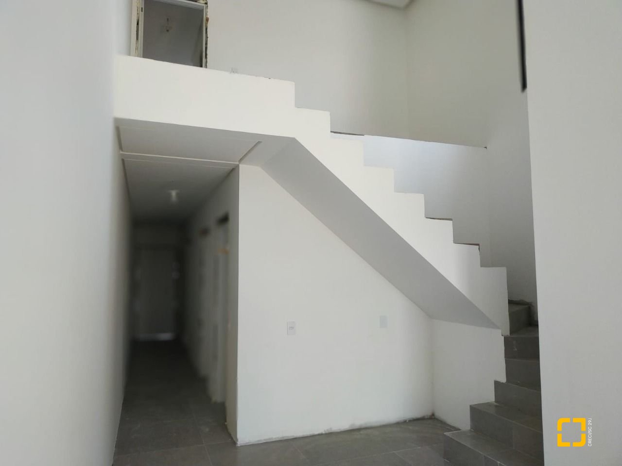 Casa com 131m², 4 quartos (sendo 1 suíte), 2 garagens, no bairro Carianos em Florianópolis