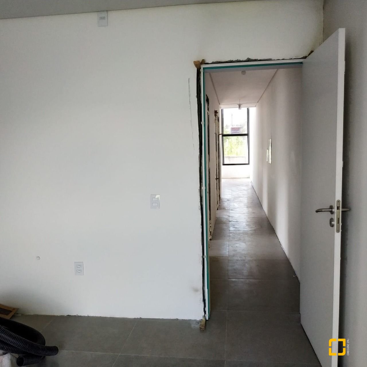 Casa com 131m², 4 quartos (sendo 1 suíte), 2 garagens, no bairro Carianos em Florianópolis