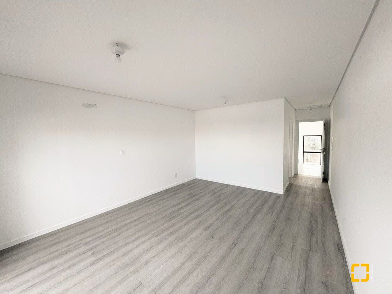 Casa com 131m², 4 quartos (sendo 1 suíte), 2 garagens, no bairro Carianos em Florianópolis