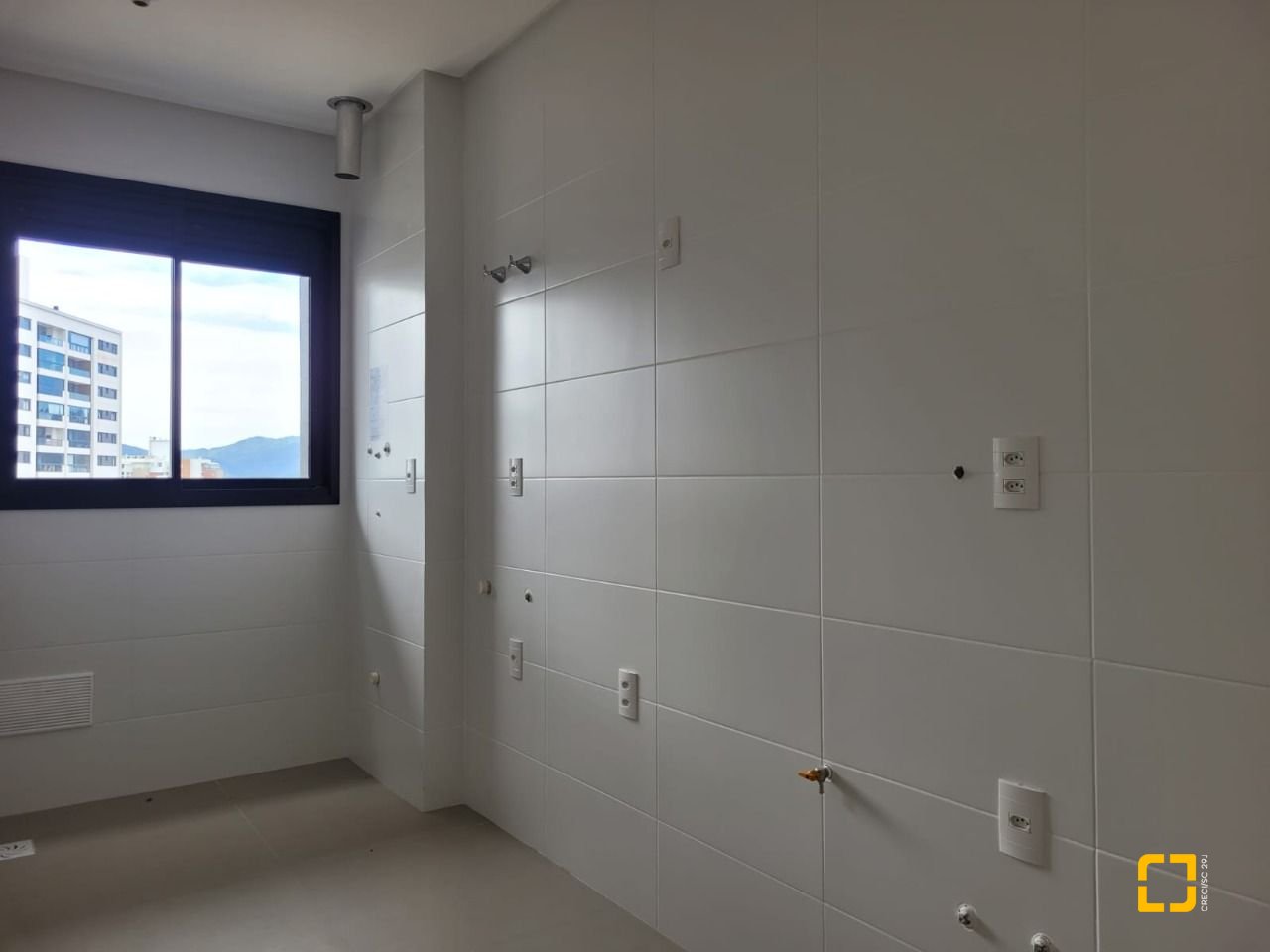 Apartamento com 73m², 4 quartos (sendo 2 suítes), 1 garagem, no bairro Beiramar em Florianópolis