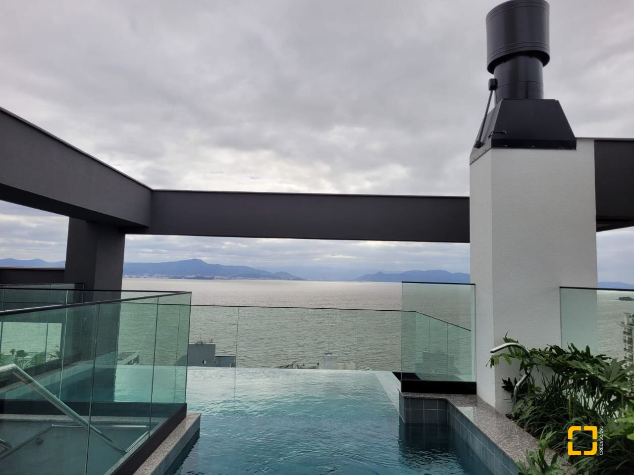 Apartamento com 73m², 4 quartos (sendo 2 suítes), 1 garagem, no bairro Beiramar em Florianópolis