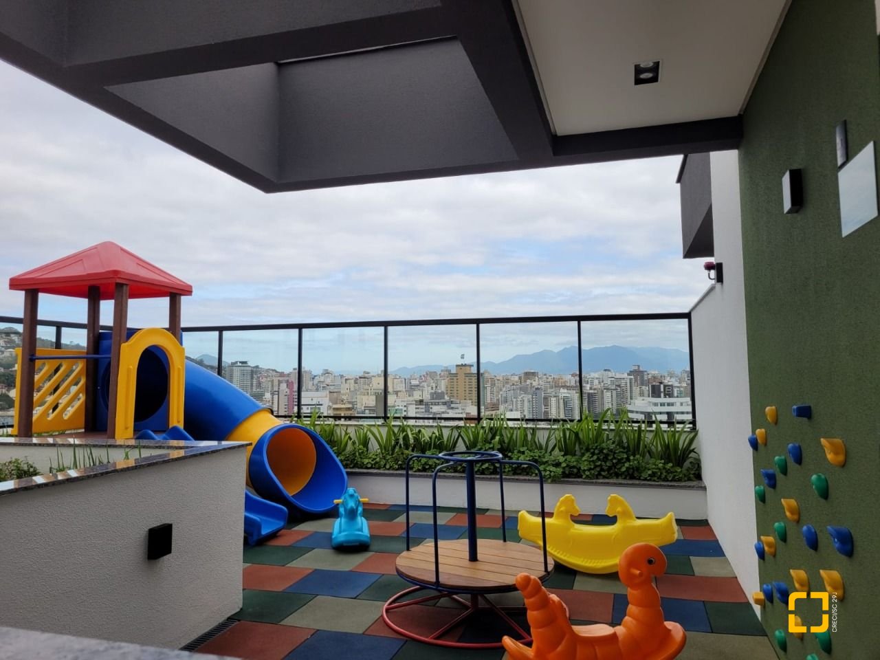 Apartamento com 73m², 4 quartos (sendo 2 suítes), 1 garagem, no bairro Beiramar em Florianópolis