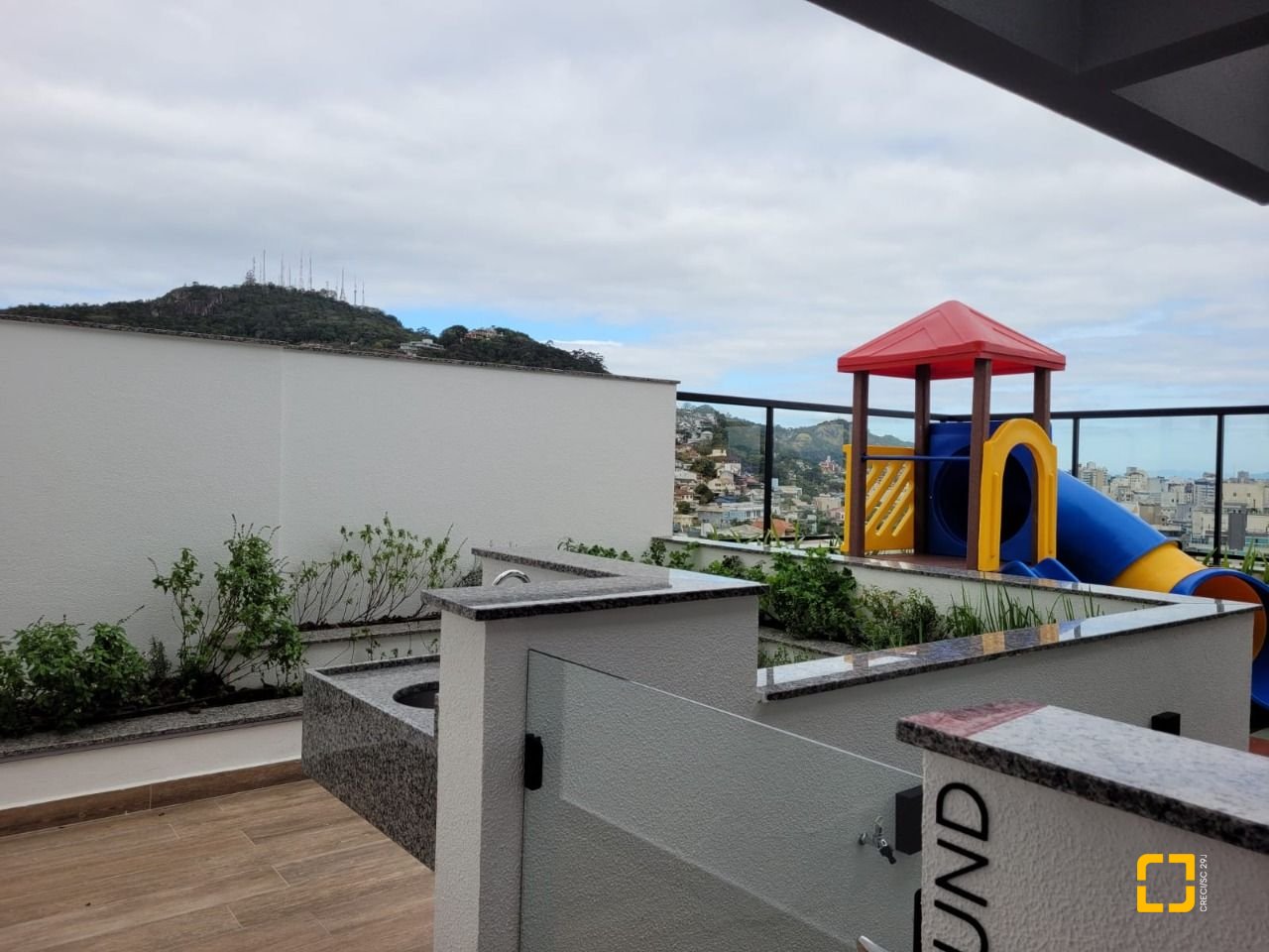 Apartamento com 73m², 4 quartos (sendo 2 suítes), 1 garagem, no bairro Beiramar em Florianópolis