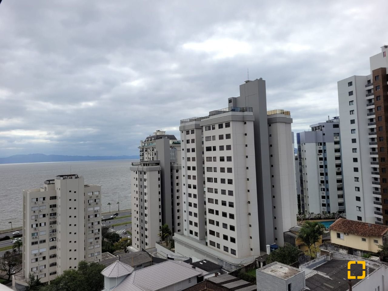 Apartamento com 73m², 4 quartos (sendo 2 suítes), 1 garagem, no bairro Beiramar em Florianópolis