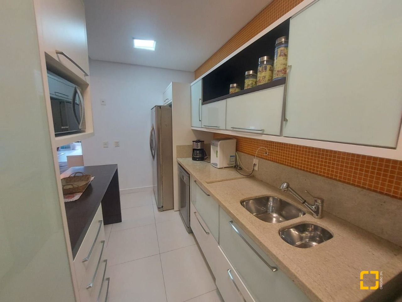 Casa com 475m², 14 quartos (sendo 7 suítes), 8 garagens, no bairro Canasvieiras em Florianópolis