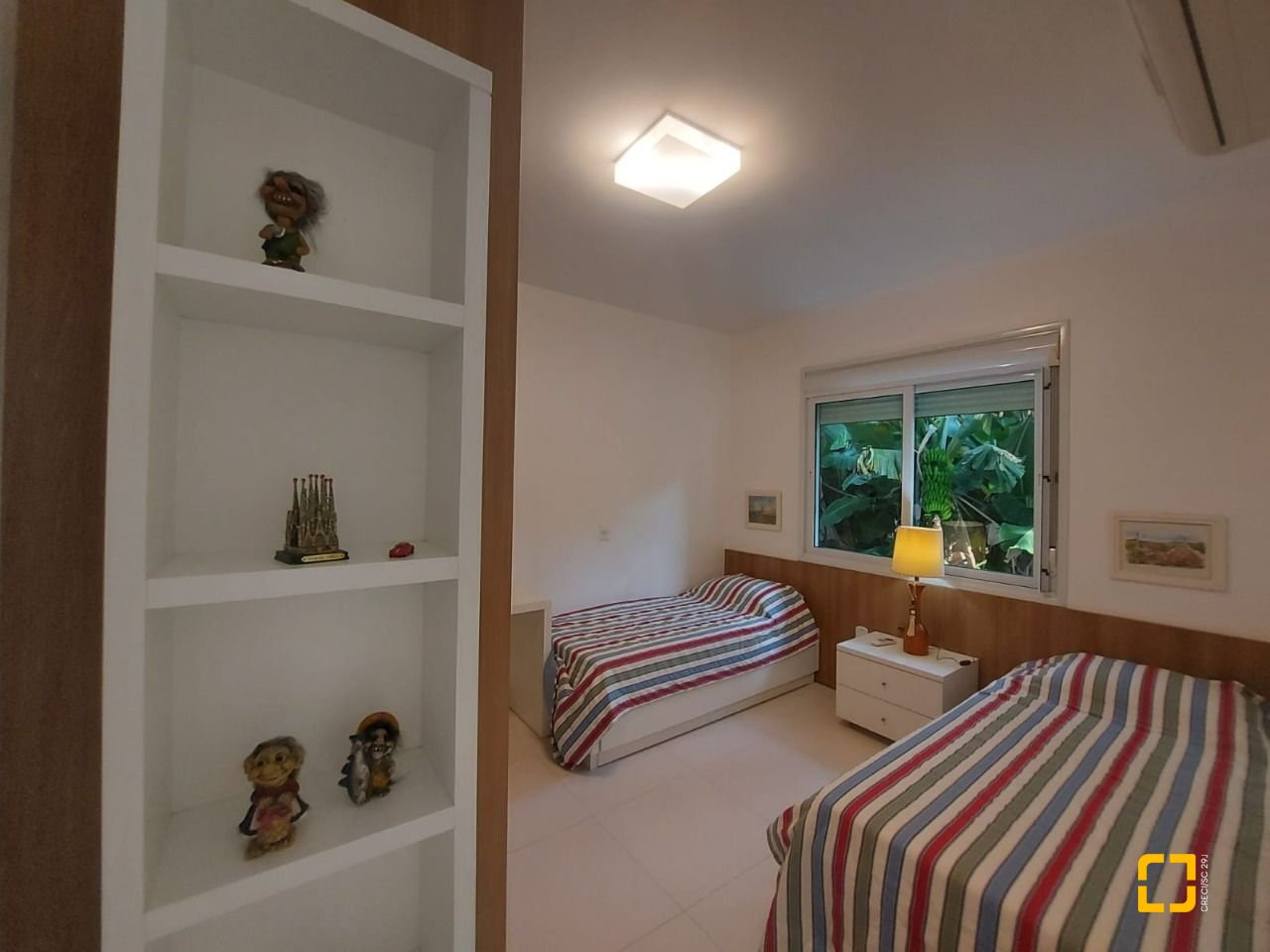 Casa com 475m², 14 quartos (sendo 7 suítes), 8 garagens, no bairro Canasvieiras em Florianópolis