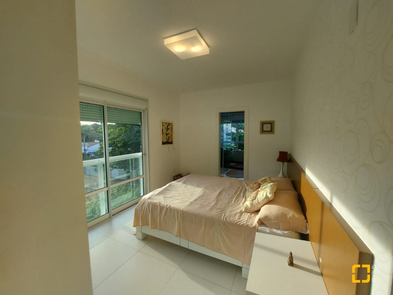 Casa com 475m², 14 quartos (sendo 7 suítes), 8 garagens, no bairro Canasvieiras em Florianópolis