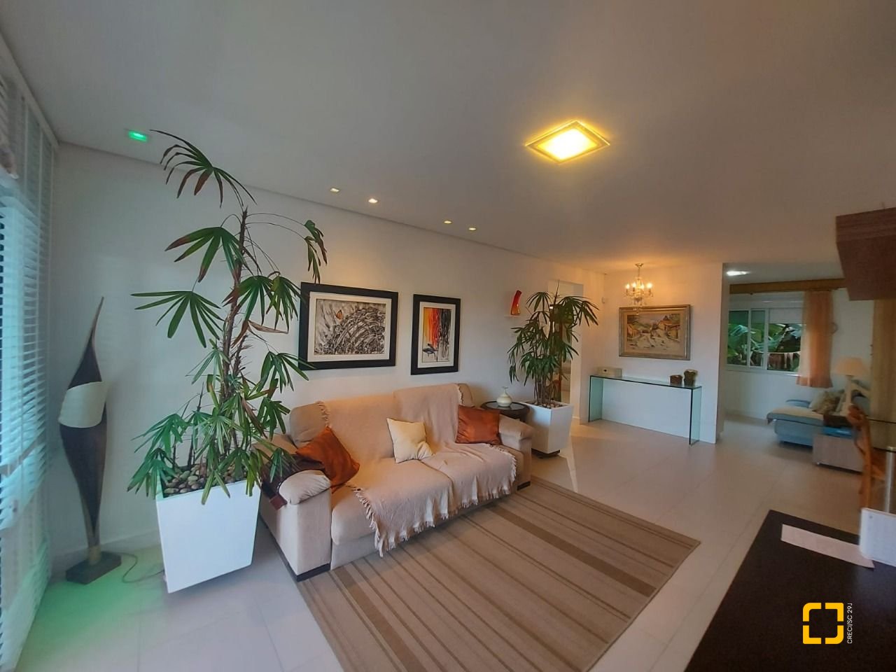 Casa com 475m², 14 quartos (sendo 7 suítes), 8 garagens, no bairro Canasvieiras em Florianópolis