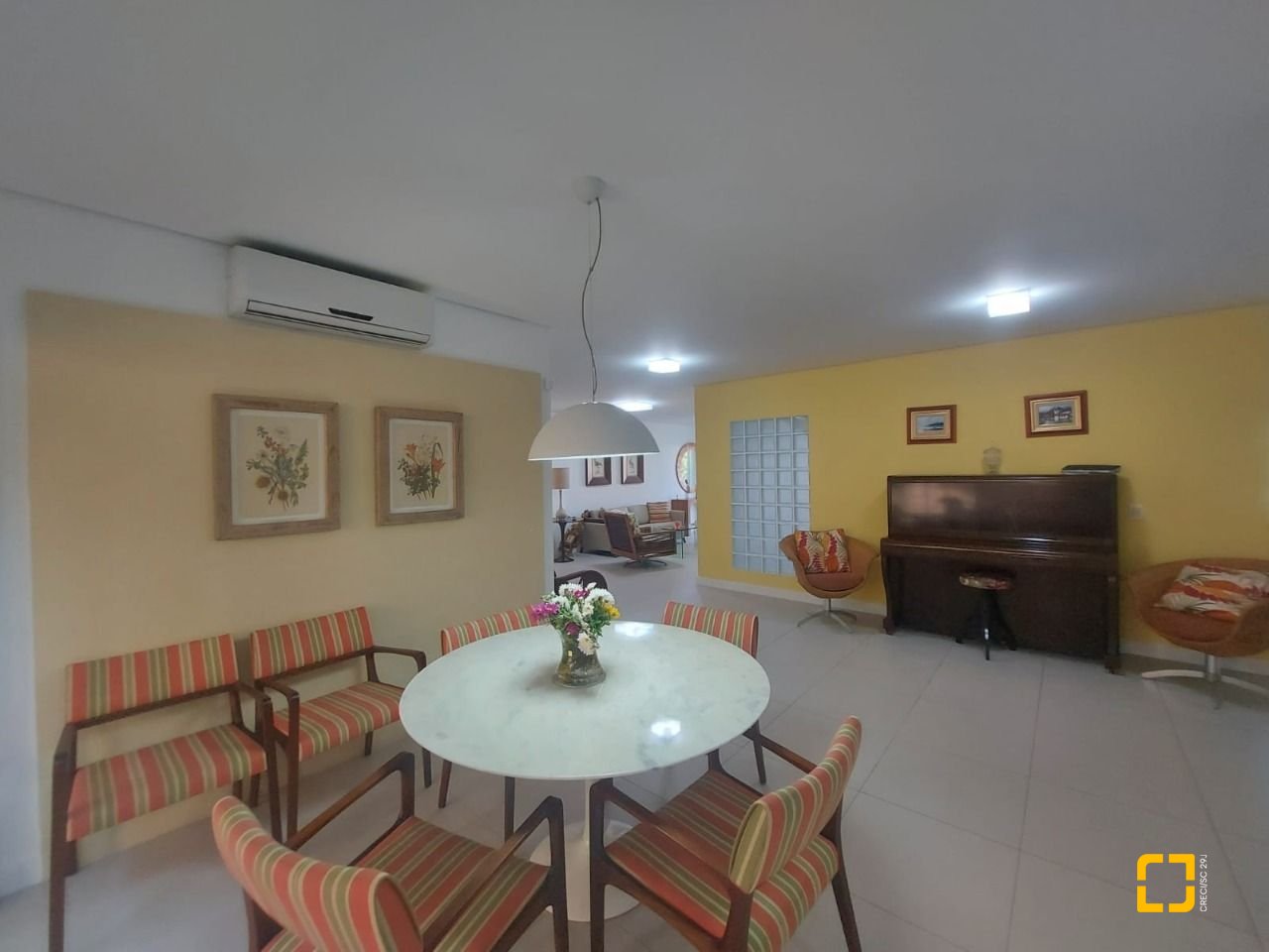 Casa com 475m², 14 quartos (sendo 7 suítes), 8 garagens, no bairro Canasvieiras em Florianópolis