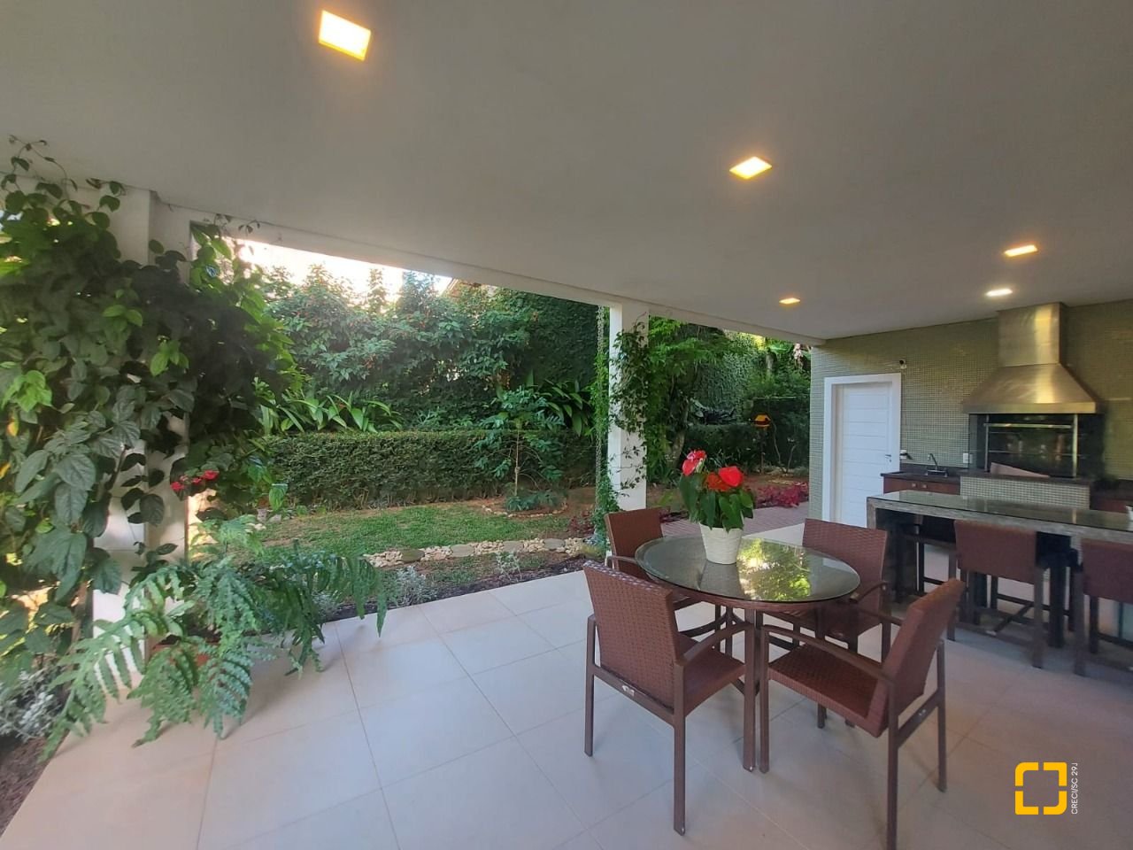 Casa com 475m², 14 quartos (sendo 7 suítes), 8 garagens, no bairro Canasvieiras em Florianópolis