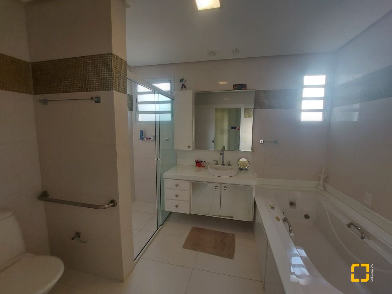 Casa com 475m², 14 quartos (sendo 7 suítes), 8 garagens, no bairro Canasvieiras em Florianópolis