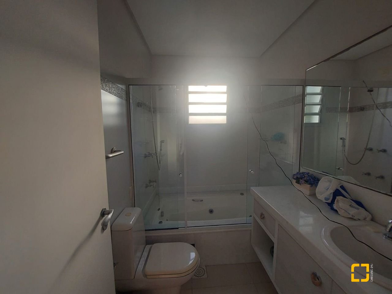 Casa com 475m², 14 quartos (sendo 7 suítes), 8 garagens, no bairro Canasvieiras em Florianópolis