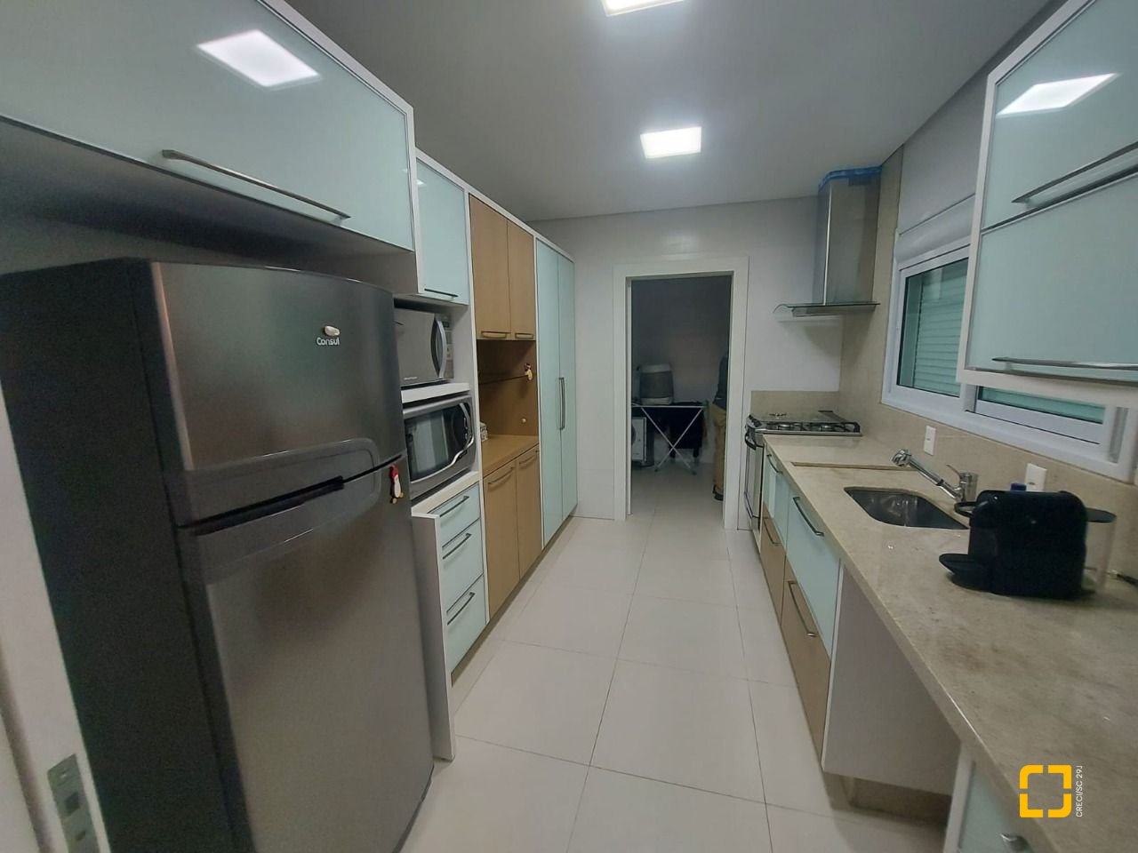 Casa com 475m², 14 quartos (sendo 7 suítes), 8 garagens, no bairro Canasvieiras em Florianópolis
