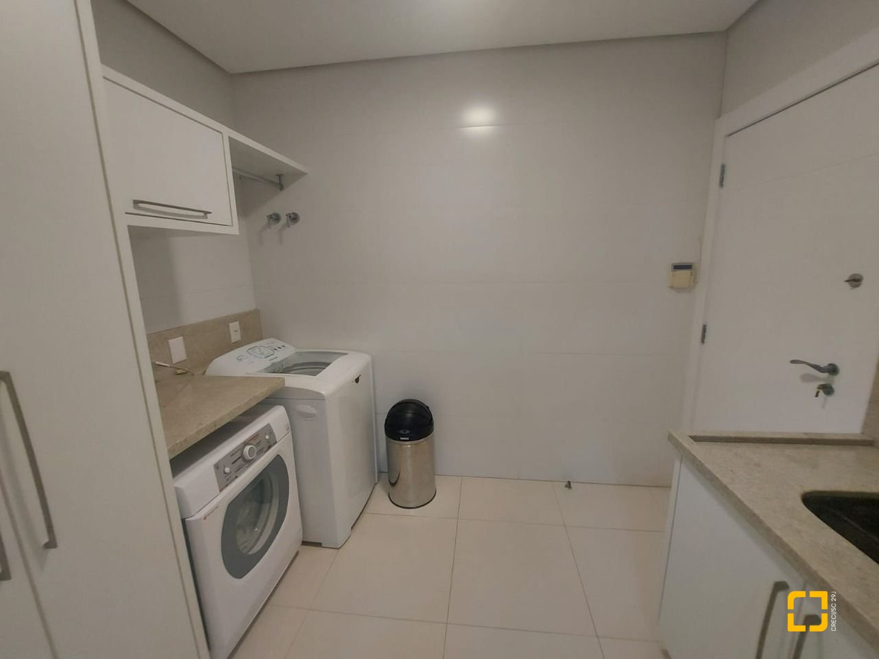 Casa com 475m², 14 quartos (sendo 7 suítes), 8 garagens, no bairro Canasvieiras em Florianópolis
