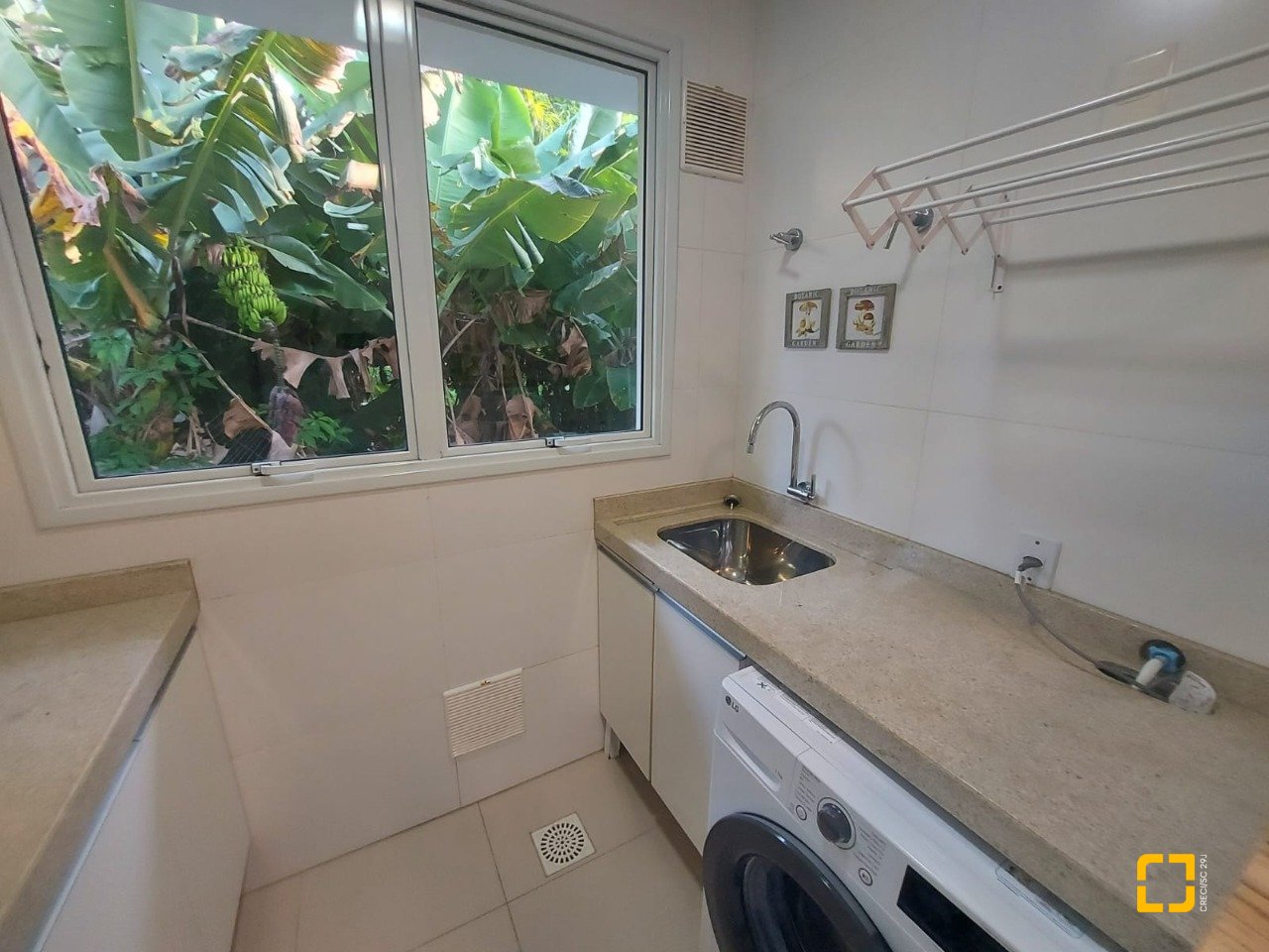 Casa com 475m², 14 quartos (sendo 7 suítes), 8 garagens, no bairro Canasvieiras em Florianópolis