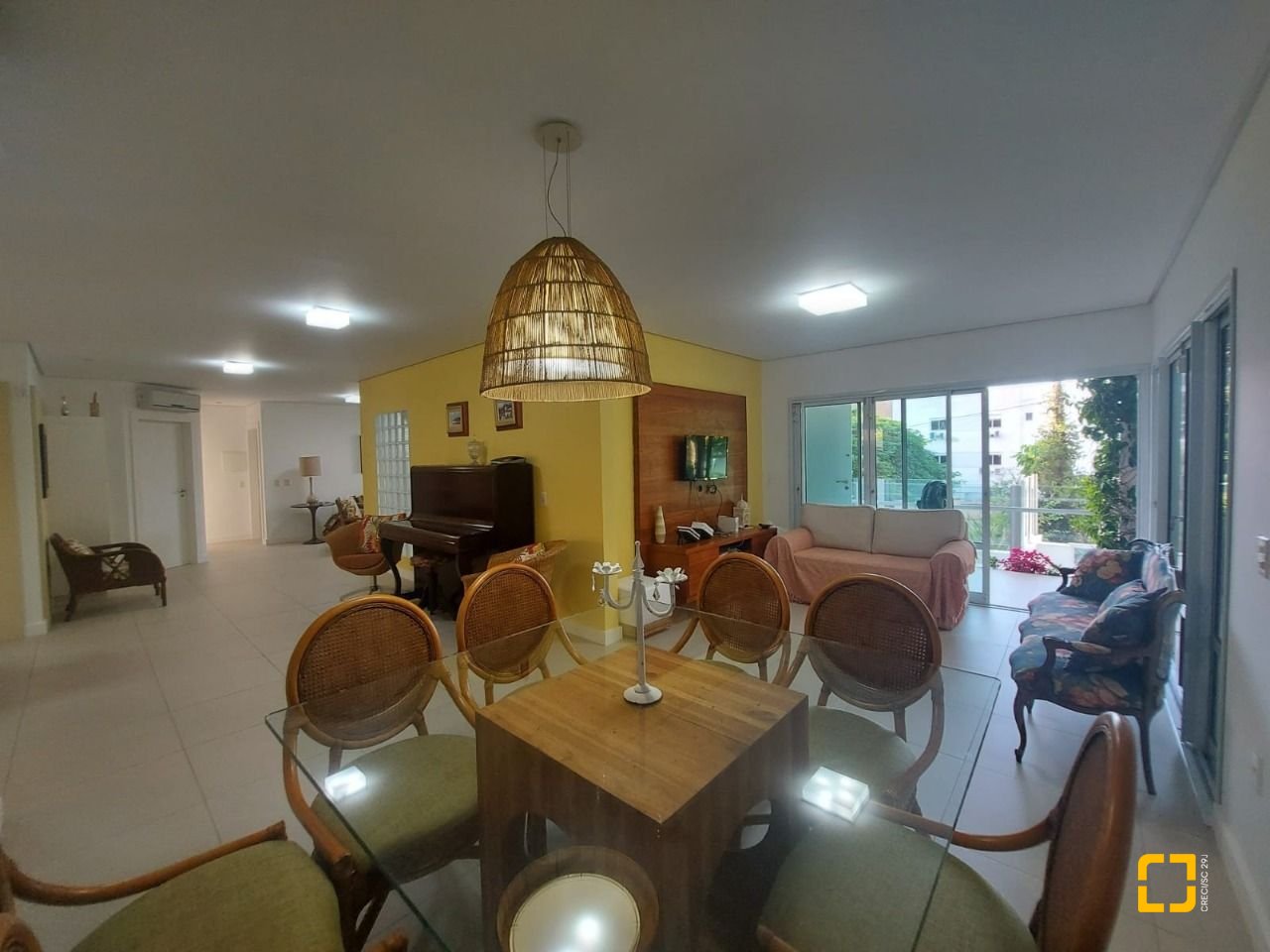 Casa com 475m², 14 quartos (sendo 7 suítes), 8 garagens, no bairro Canasvieiras em Florianópolis