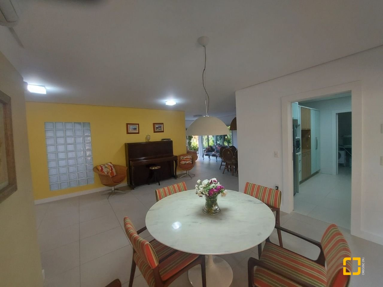 Casa com 475m², 14 quartos (sendo 7 suítes), 8 garagens, no bairro Canasvieiras em Florianópolis