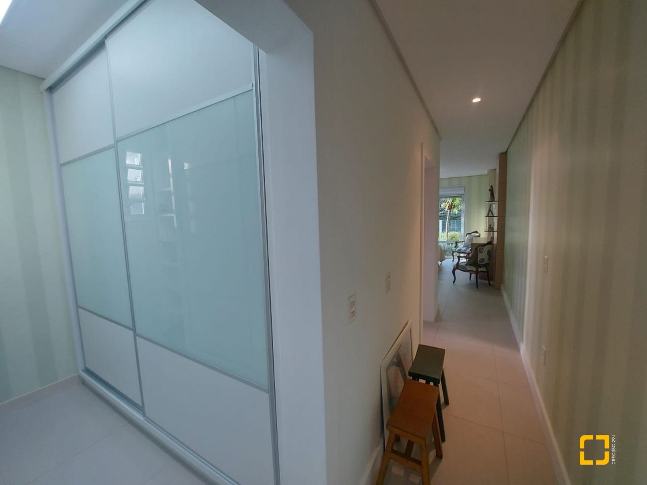 Casa com 475m², 14 quartos (sendo 7 suítes), 8 garagens, no bairro Canasvieiras em Florianópolis