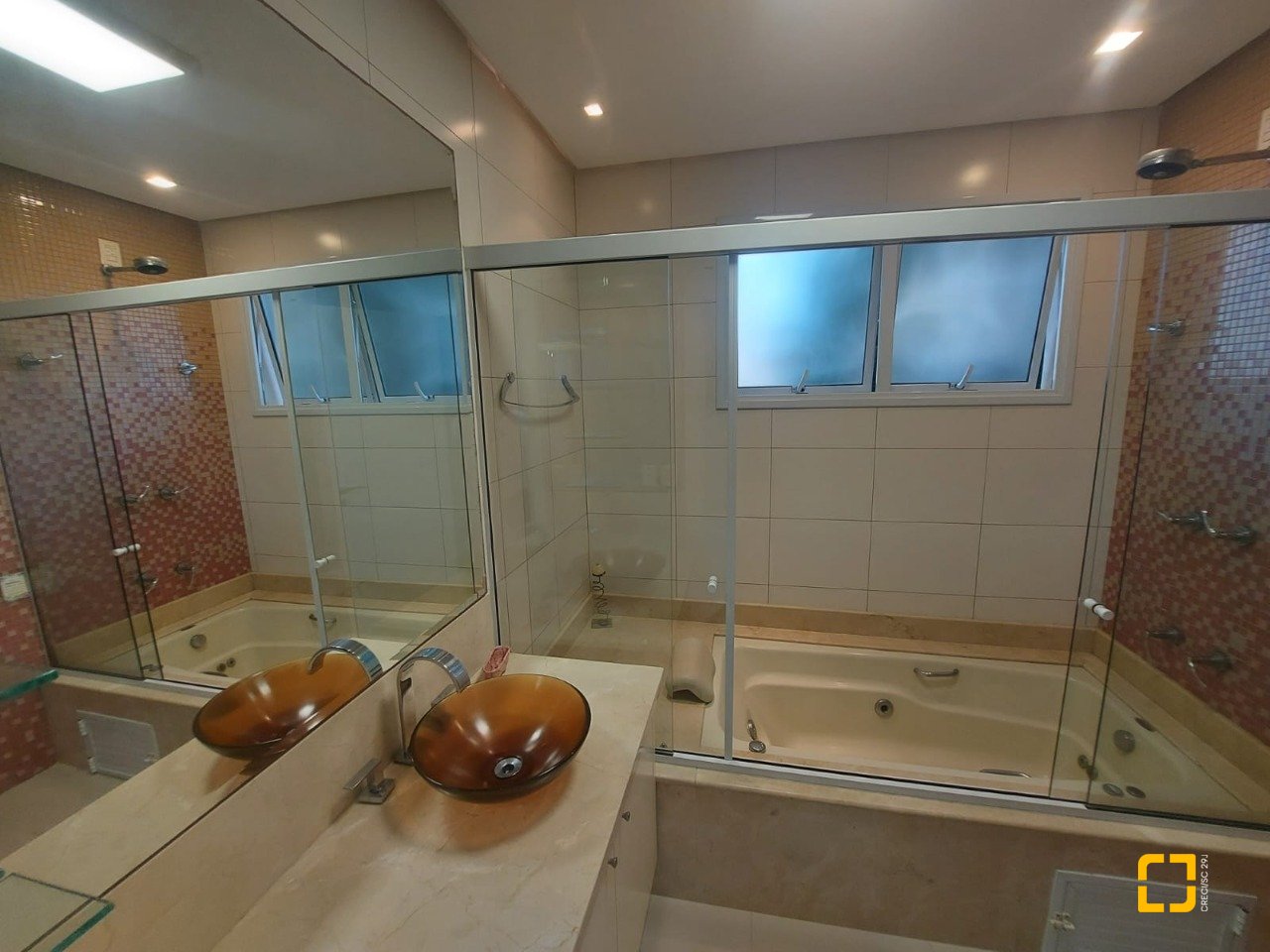 Casa com 475m², 14 quartos (sendo 7 suítes), 8 garagens, no bairro Canasvieiras em Florianópolis