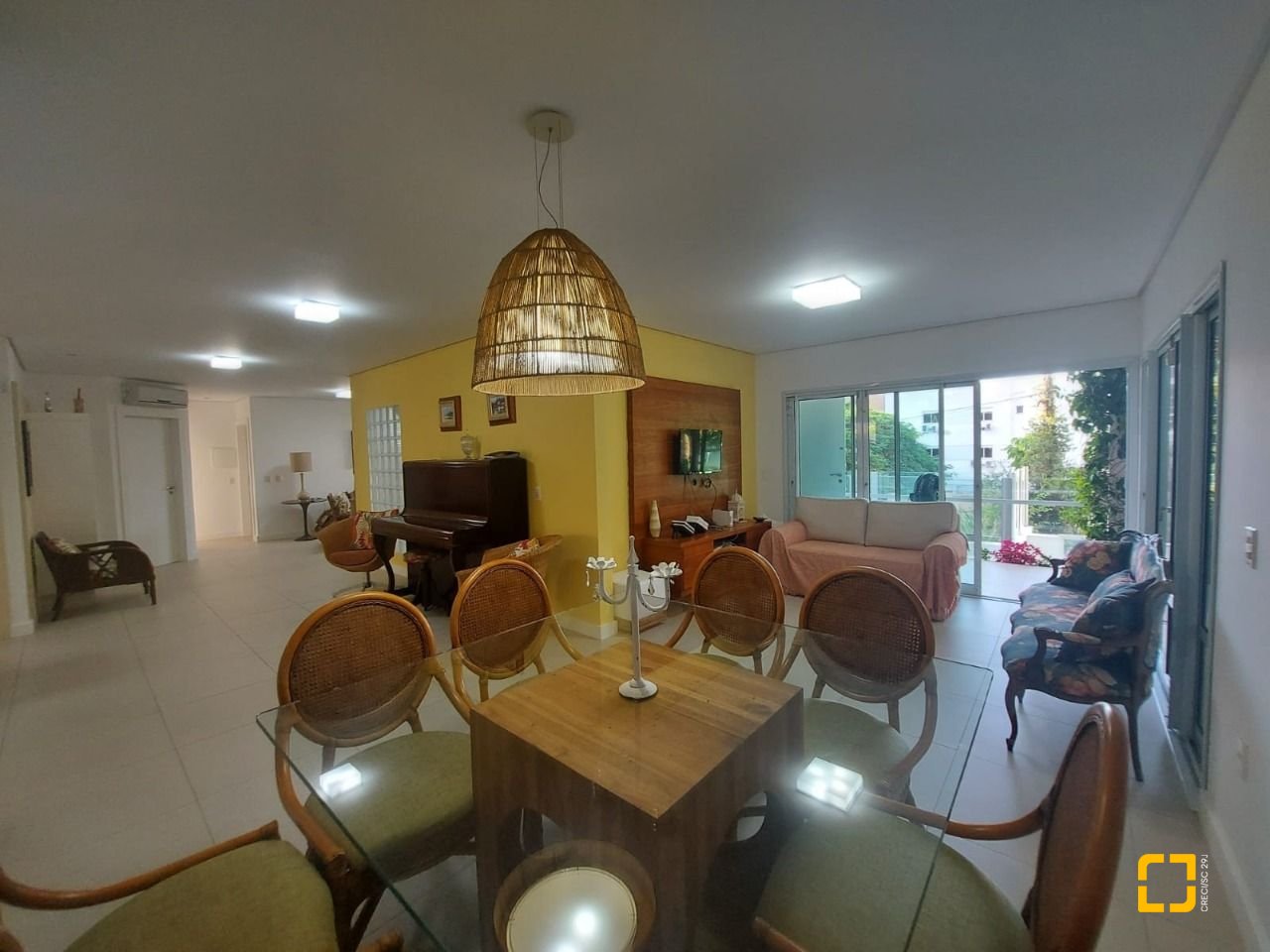 Casa com 475m², 14 quartos (sendo 7 suítes), 8 garagens, no bairro Canasvieiras em Florianópolis