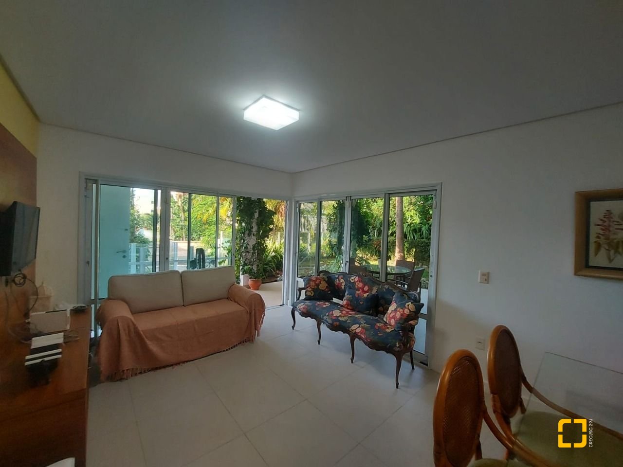Casa com 475m², 14 quartos (sendo 7 suítes), 8 garagens, no bairro Canasvieiras em Florianópolis