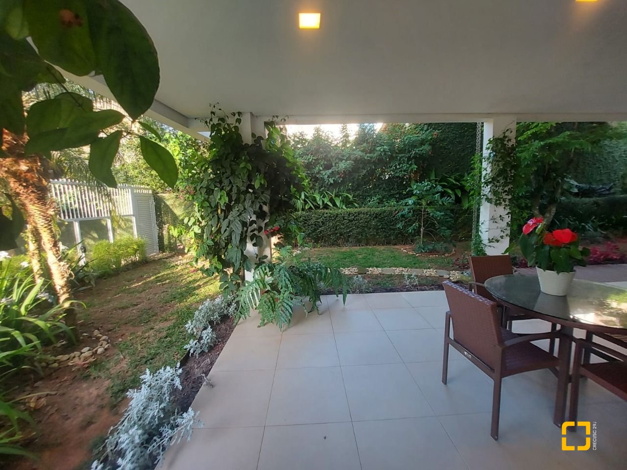 Casa com 475m², 14 quartos (sendo 7 suítes), 8 garagens, no bairro Canasvieiras em Florianópolis