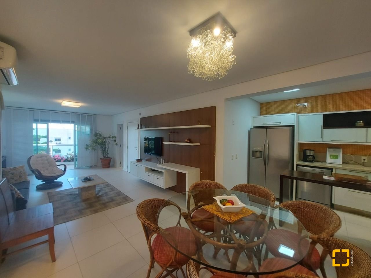 Casa com 475m², 14 quartos (sendo 7 suítes), 8 garagens, no bairro Canasvieiras em Florianópolis