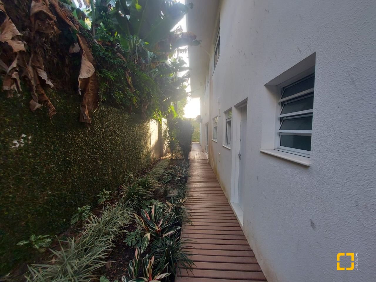 Casa com 475m², 14 quartos (sendo 7 suítes), 8 garagens, no bairro Canasvieiras em Florianópolis