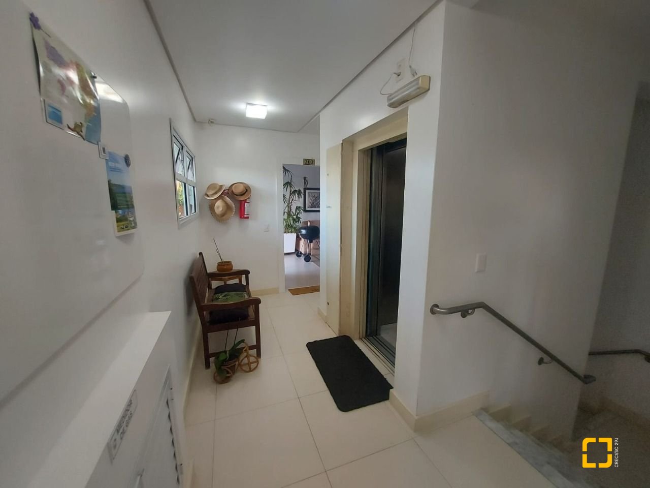 Casa com 475m², 14 quartos (sendo 7 suítes), 8 garagens, no bairro Canasvieiras em Florianópolis