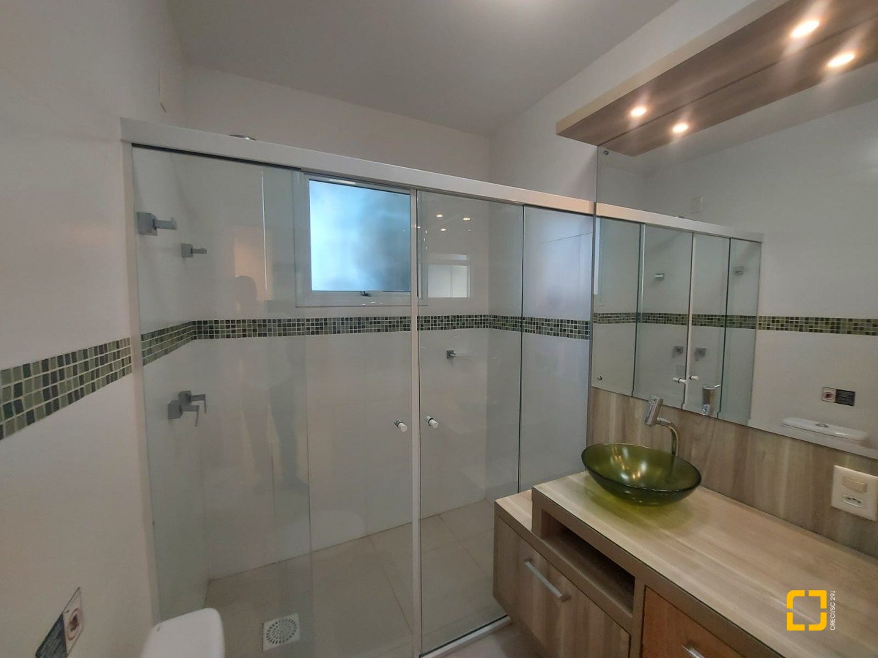 Casa com 475m², 14 quartos (sendo 7 suítes), 8 garagens, no bairro Canasvieiras em Florianópolis